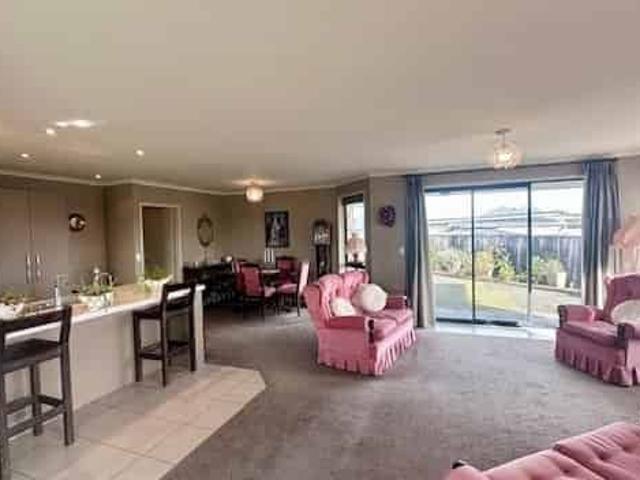 COMFORTABLE AND MODERN HOME
