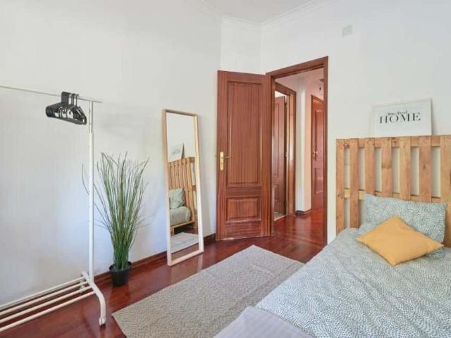 Comfortable Bedroom in a 5 bedroom Apartment, Almada Room 1