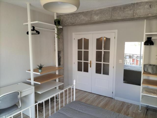 Comfortable double bedroom with a balcony, in Mercado
