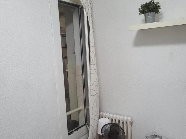 Comfortable double bedroom with share bathroom and internal window close to Rocafort metro station