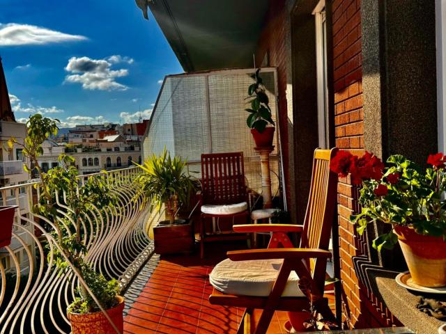 Comfortable double bedroom close to the Universitat de Barcelona