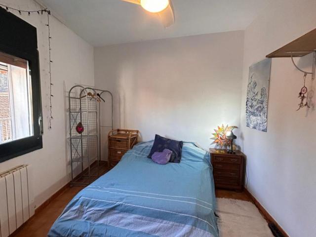 Comfortable double bedroom in family apartment well connected to Barcelona