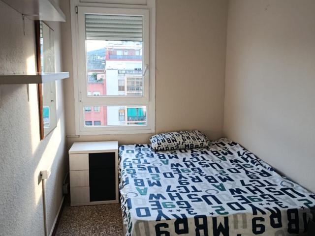 Comfortable double bedroom in fully furnished apartment close to La Sagrera metro station