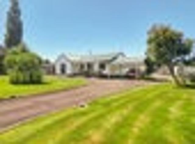 Comfortable lifestyle living close to town