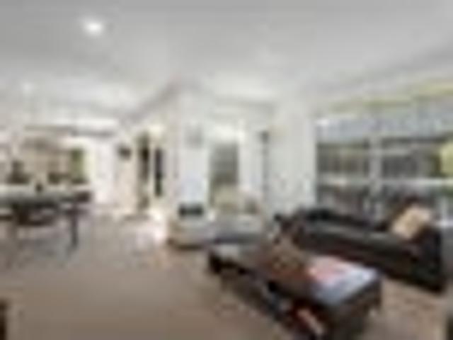 Comfortable Living with Indoor Outdoor Flow