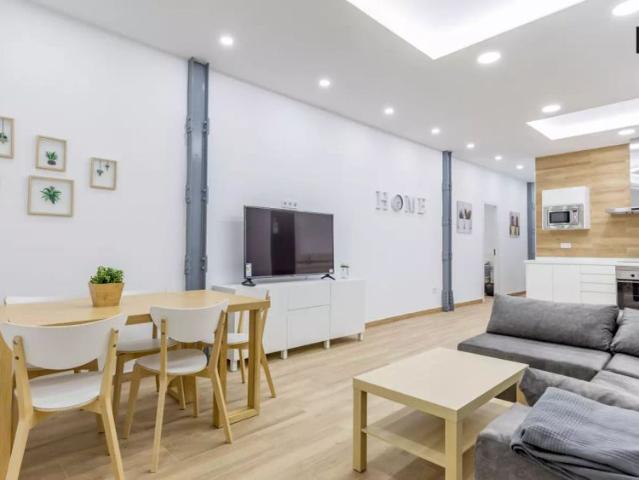 Comfortable room for rent in 4 bedroom apartment in Ciutat Vella