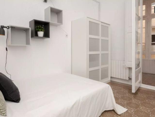 Comfortable room for rent in 9 bedroom apartment in Gracia
