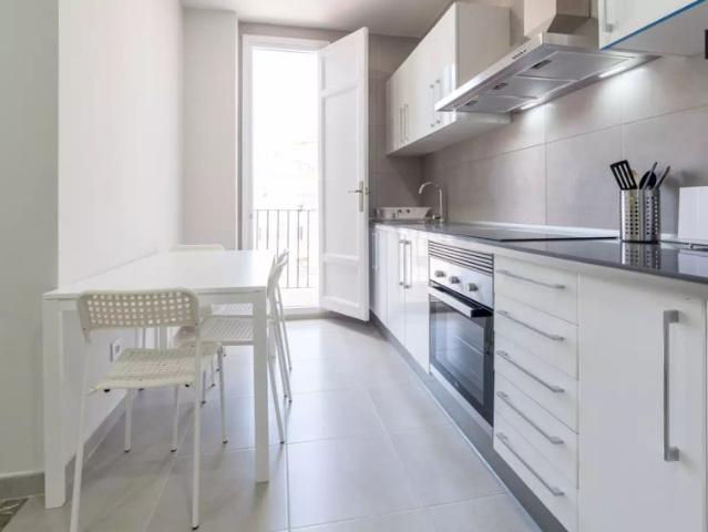Comfortable room in 6 bedroom apartment, L’Eixample
