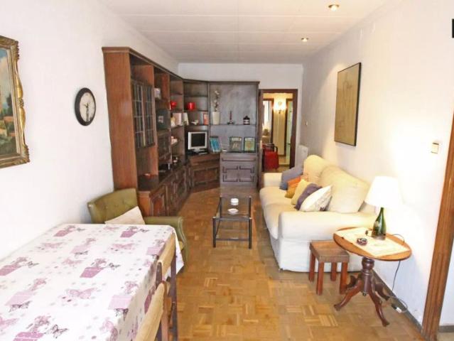 Comfortable room with ample storage in shared apartment, Eixample