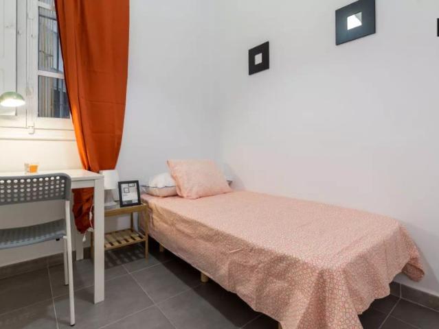 Comfortable room with desk in 5 bedroom apartment, Eixampl