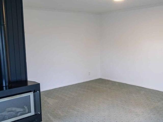 Comfortable Springvale Home – Lawns Included