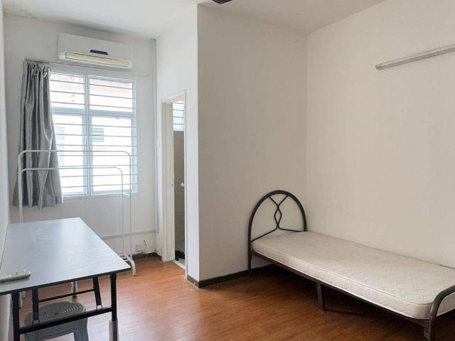 Comfy room at Shah Alam 0 Deposit Free High Speed Wifi