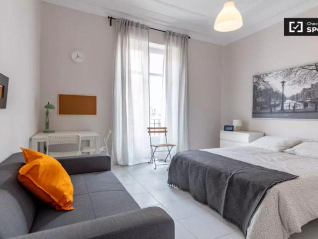 Comfy room to rent in modern 6 bed apartment in L'Eixample