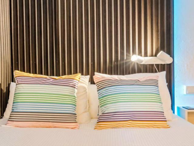 Comfy room with double bed and ensuite bathroom for rent in Eixample