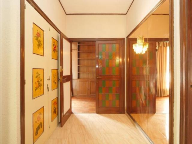 Comfy single bedroom in a 6 bedroom flat, in Les Corts de Sarrià