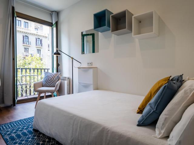 Comfy single bedroom in a 7 Bedroom apartment, close to Gothic Quarter