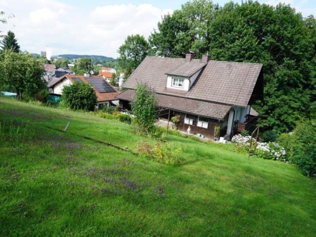 Frühlingsaktion Zweifamilienwohnhaus mit schönem Garten in Aussichtslage