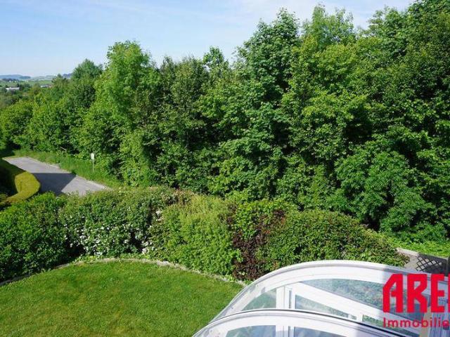 Vollunterkellertes Wohnhaus mit Wintergarten, Garage, Carport am Stadtrand
