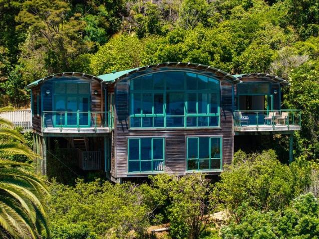 Commanding Waterfront, Desirable Sunshine Bay