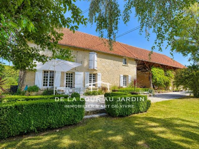 Comme un petit hameau privé au coeur d'un village de caractè. 240m² Cerneux