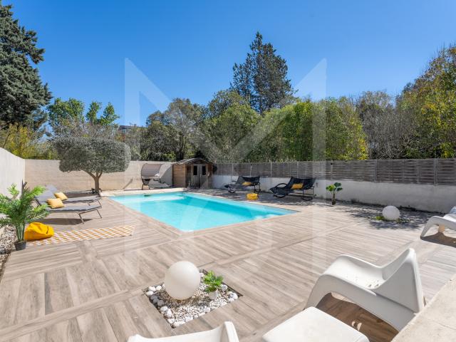 Comme une maison. Grand Duplex avec piscine privative à la Millière