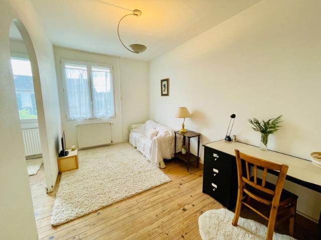 Comme une maison pour vous seule: chambre + bureau