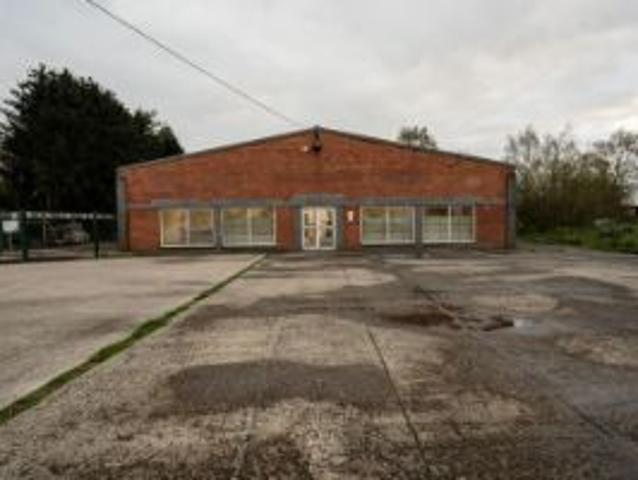 Commerce de 480m² sur terrain de 26 ares
