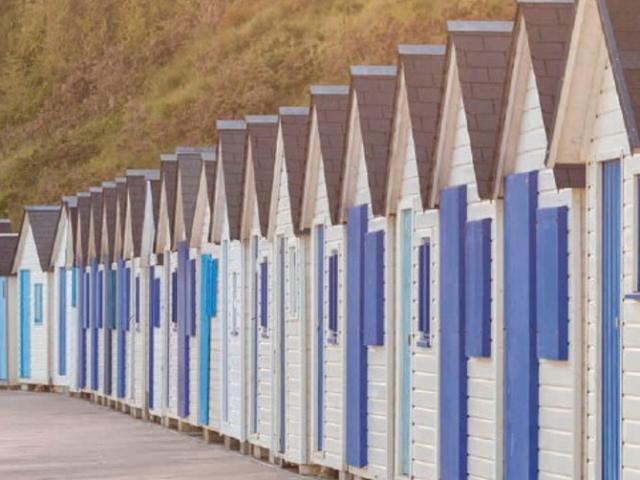 Commerces et plage à pied