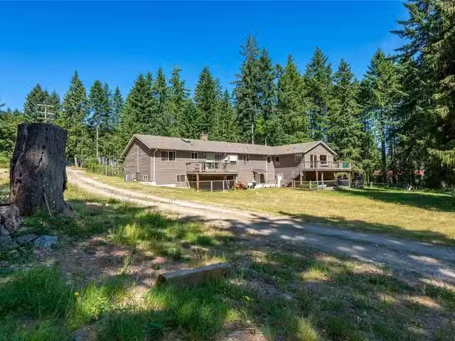 Commercial property for sale in Black Creek, 8598 Island N Hwy.