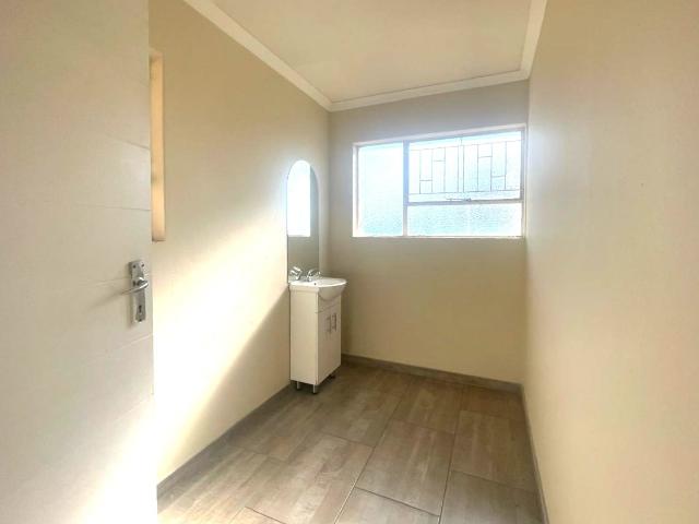 Commercial Property in Glenanda To Rent