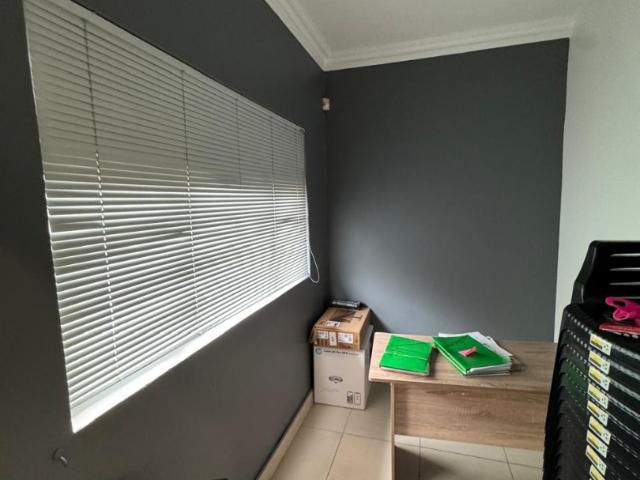 Commercial Property in La Lucia To Rent