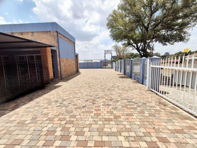 Commercial Property in Parkhill Gardens To Rent