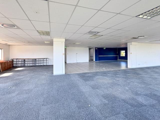 Commercial Property in Somerset Park To Rent