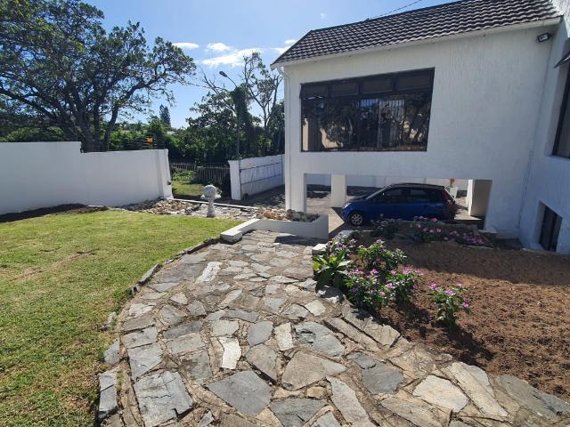 Commercial Property in Southernwood To Rent