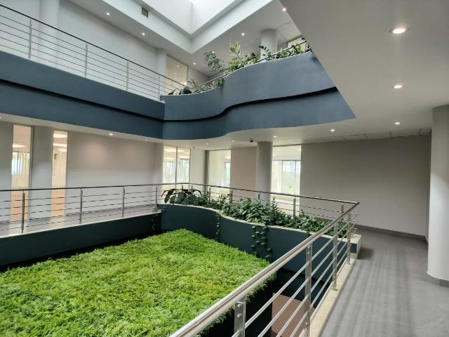 Commercial Property in Woodmead To Rent