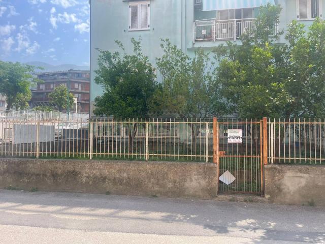 Commerciale in vendita a Sperone