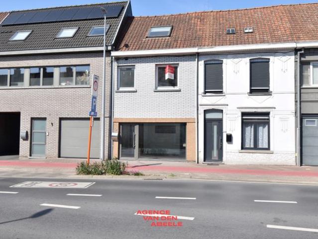 Commercieel gelegen woning met 4 slaapkamers en tuin