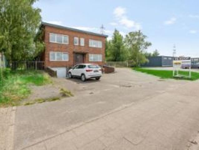 Commercieel pand met 1.733 m² grond