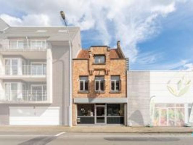 Commercieel pand met woonst en parking te Roeselare