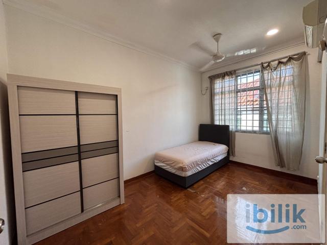 Common bedroom share bathroom Jalan Sasa Taman Gaya Ulu Tiram