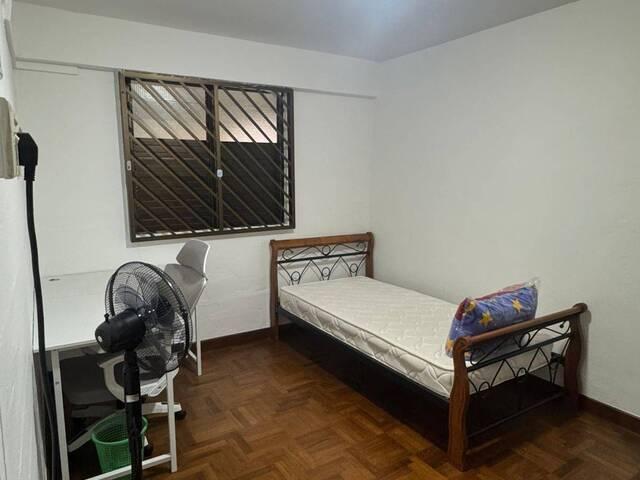 Common room @ 128 Bt Merah View $950 for 1 pax guy AIRCON