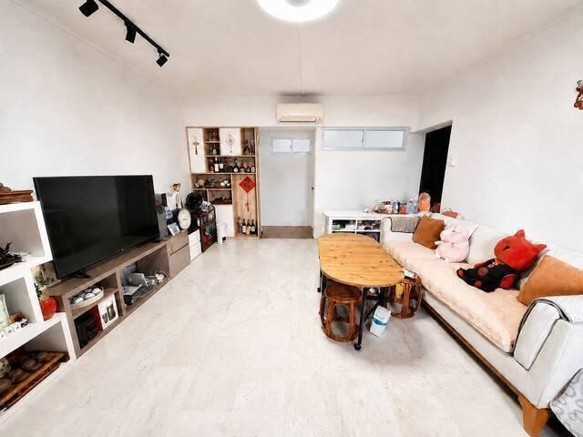 Common room at 412 commonwealth avenue west for rent! Aircon wifi!