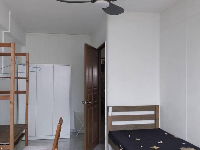 Common room at 414 Choa Chu Kang avenue 4 for rent! Wifi available!