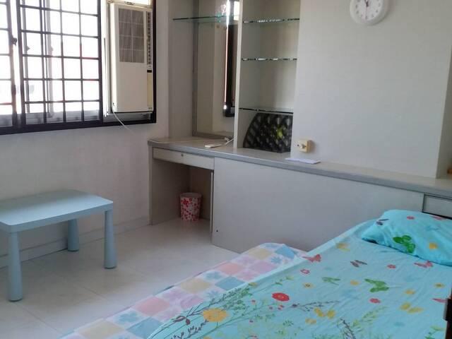 Common room at 440 hougang avenue 8 for rent! Aircon wifi!