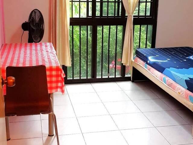 Common room at 517 Woodlands Drive 1