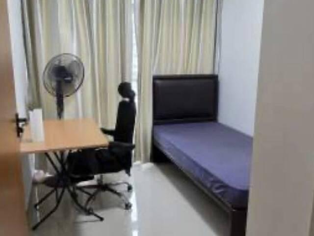 Common room at 615b Edgefield plains for rent! Aircon wifi!