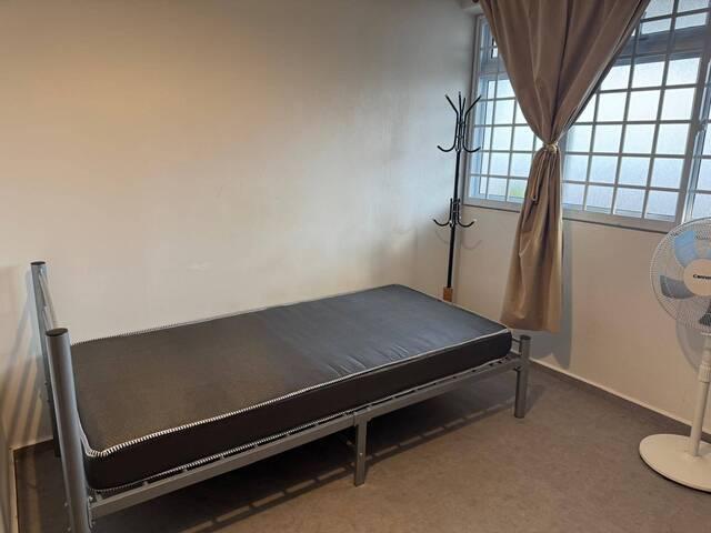 Common room at 707 Jurong West street 71 for rent! Aircon wifi!