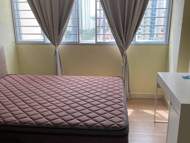 Common room at 94 Whampoa drive for rent! Aircon wifi!