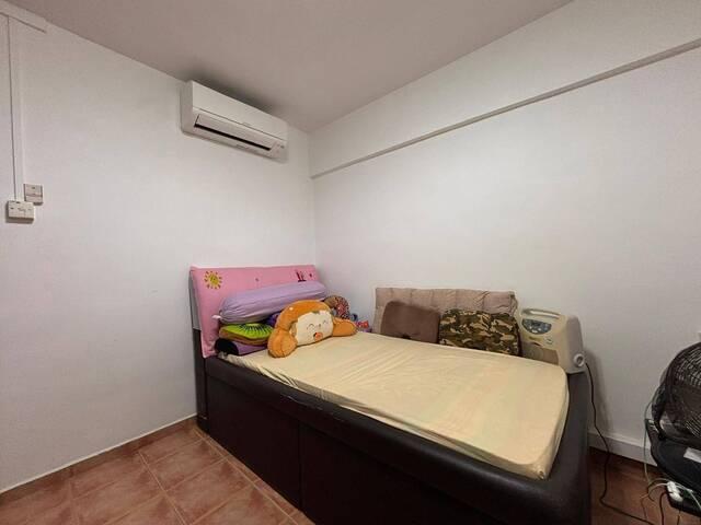 Common room at 123 hougang avenue 1 for rent! Aircon wifi!