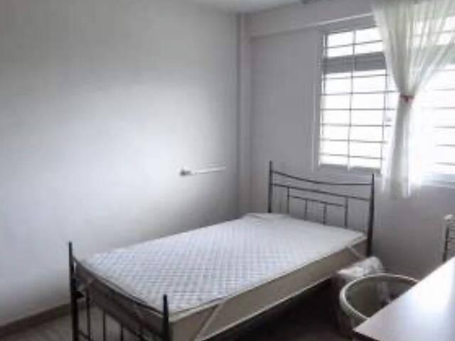 Common room at 128 Lorong 1 Toa Payoh for rent! Aircon wifi!